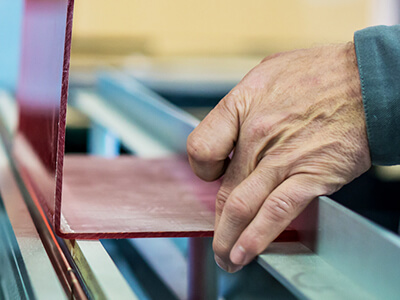 Découvrez le savoir-faire de notre entreprise AVILEX spécialisée en plasturgie de tous types à Chambray-lès-Tours : extrusion et polyfusion, création vitrine en plastique, etc.