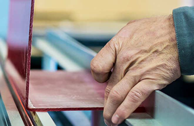 Découvrez le savoir-faire de notre entreprise AVILEX spécialisée en plasturgie de tous types à Chambray-lès-Tours : extrusion et polyfusion, création vitrine en plastique, etc.