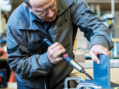 Découvrez le savoir-faire de notre entreprise AVILEX spécialisée en plasturgie de tous types à Chambray-lès-Tours : extrusion et polyfusion, création vitrine en plastique, etc.